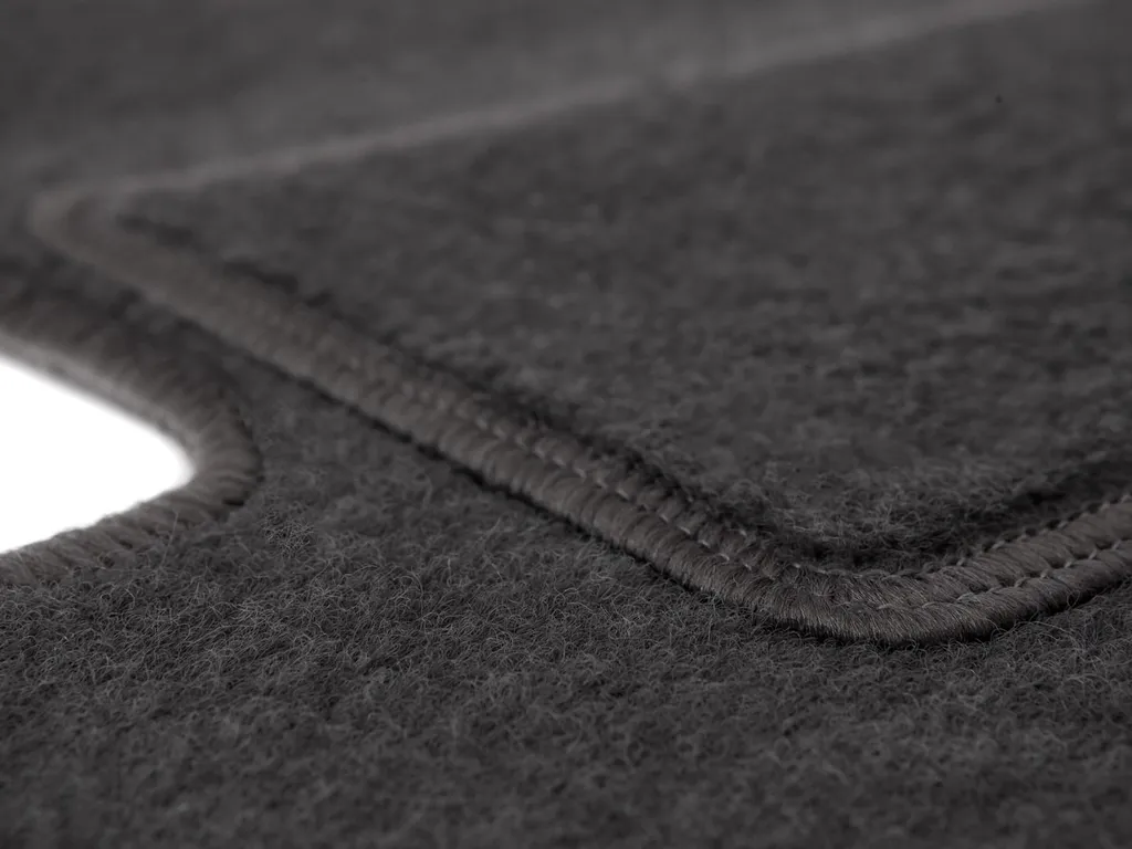 Tapis de sol voiture gris avec bordure luxe et découpe de précision