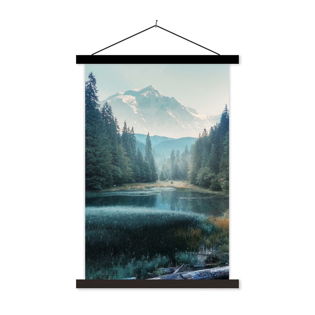MuchoWow Textilposter Wald - Gras - Berge - Bäume - Natur 60x90 cm mit schwarzem Rahmen - Poster Wohnzimmer