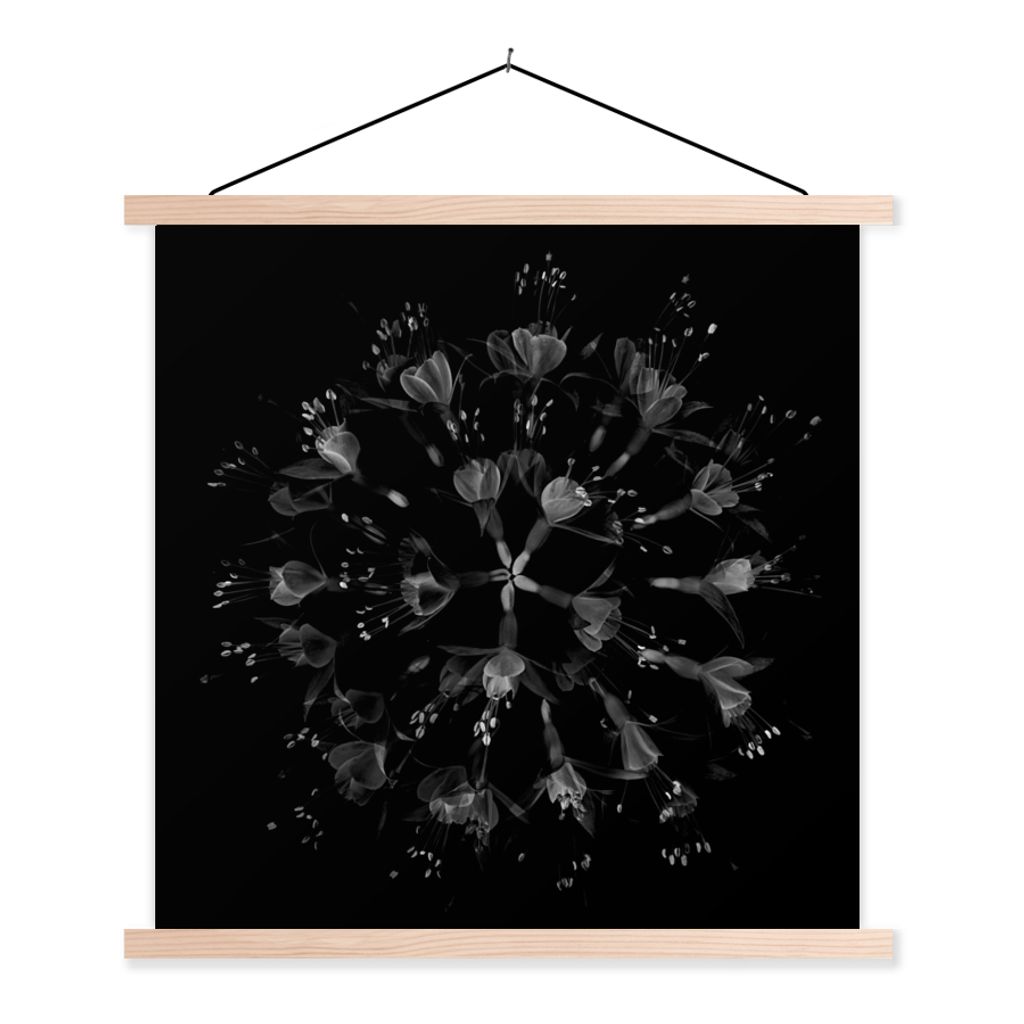 MuchoWow Textilposter Blume - Lila - Blau - Makro - Schwarz 60x60 cm mit holzfarbenen Rahmen - Wanddekoration