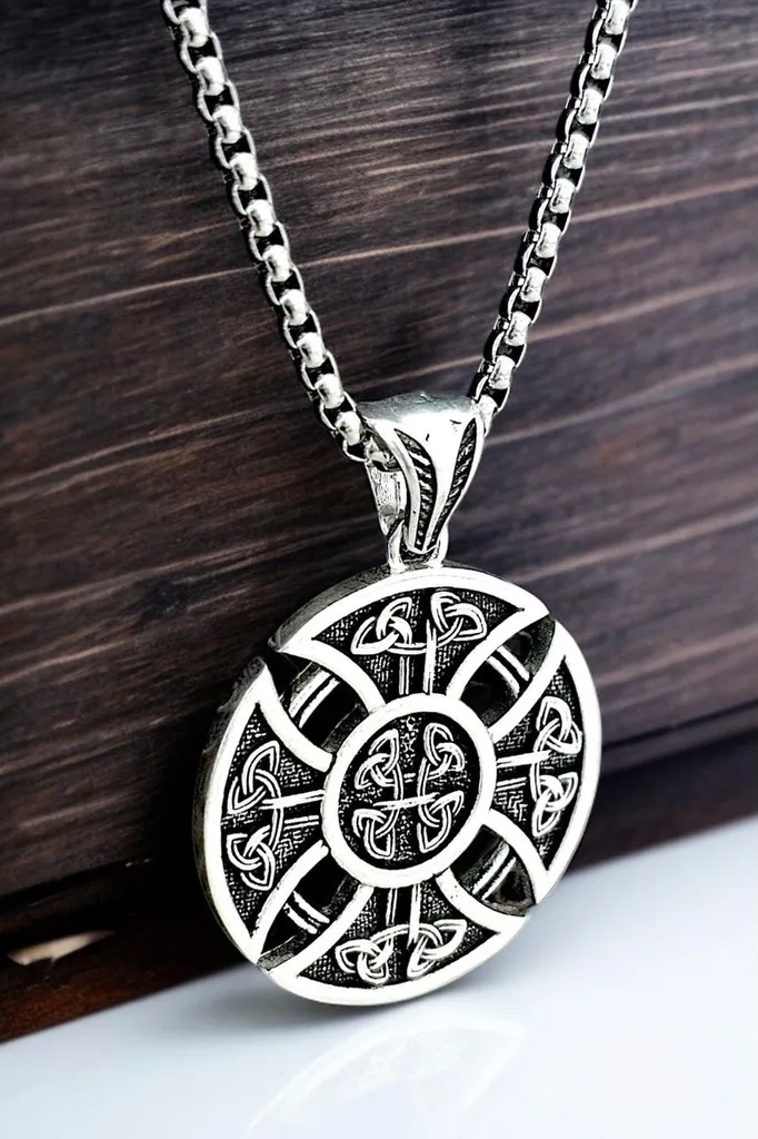 Collier homme acier inoxydable bouclier viking fait main et hypoallergénique