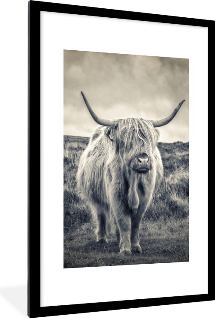 MuchoWow Gerahmtes Poster Schottischer Hochländer - Tiere - Wolken - Kuh - Natur 60x90 cm - Poster mit Schwarzem Bilderrahmen Wandposter Rahmen ...