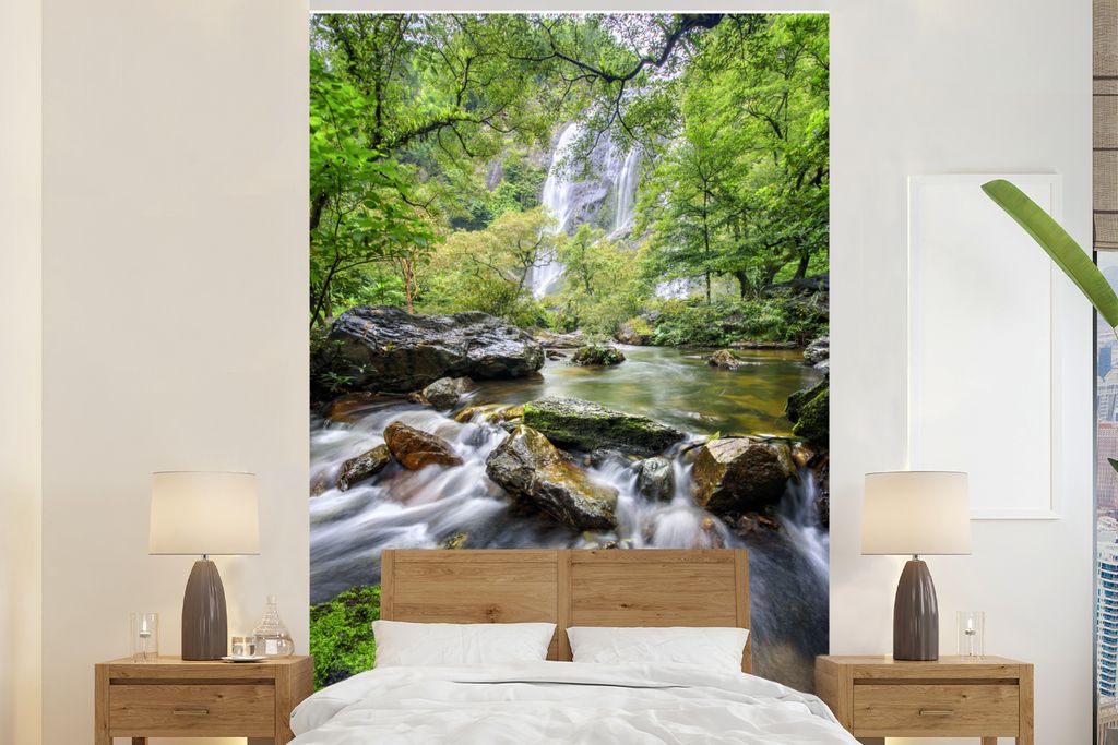 MuchoWow Fototapete für Wohnzimmer oder Schlafzimmer Wandtapete Vinyl Motivtapete Der hohe Wasserfall stürzt im Klong-Lan-Nationalpark in Kaska...