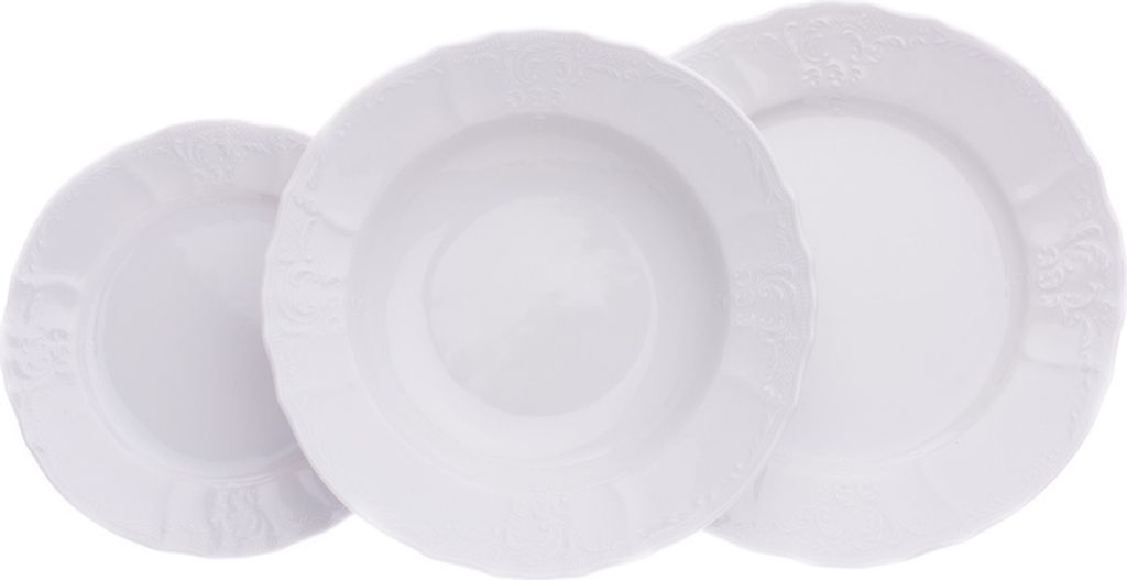 Three white ceramic plates of different sizes are arranged diagonally on a white background.