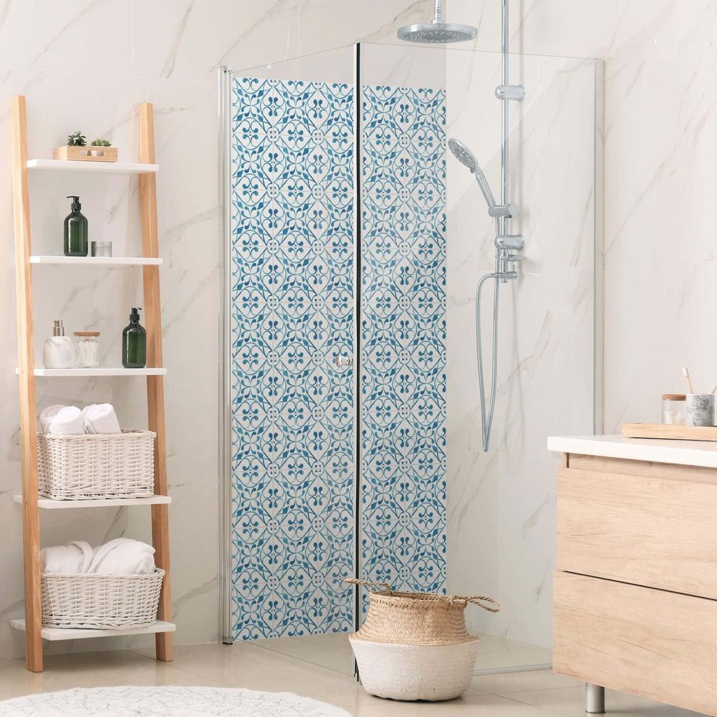 Duschrückwand Muster selbstklebend - 0.61 mm Wandpaneel wasserfest Ornament blau Fliesenoptik Badrückwand fugenlos Premium matt 80x190 cm