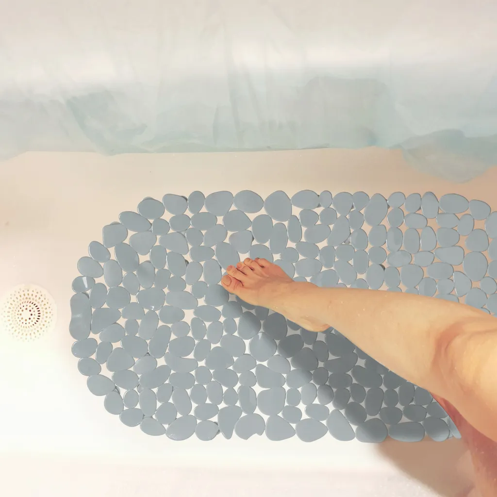 Tapis de baignoire antidérapant gris pour sécuriser la douche bébé