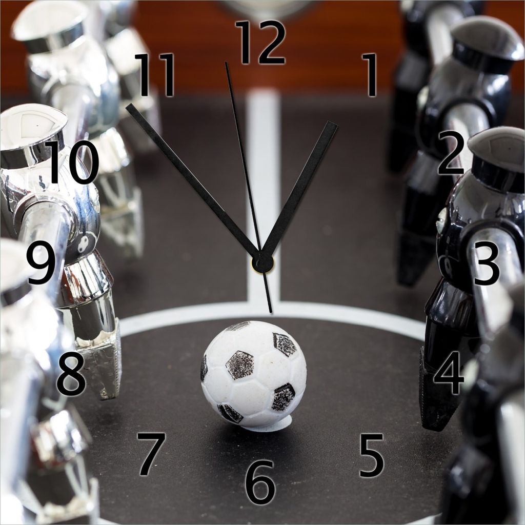 Wallario Design Wanduhr Kicker-Tisch in Nahaufnahme - Ball in der Mitte aus Echtglas, Größe 30 x 30 cm