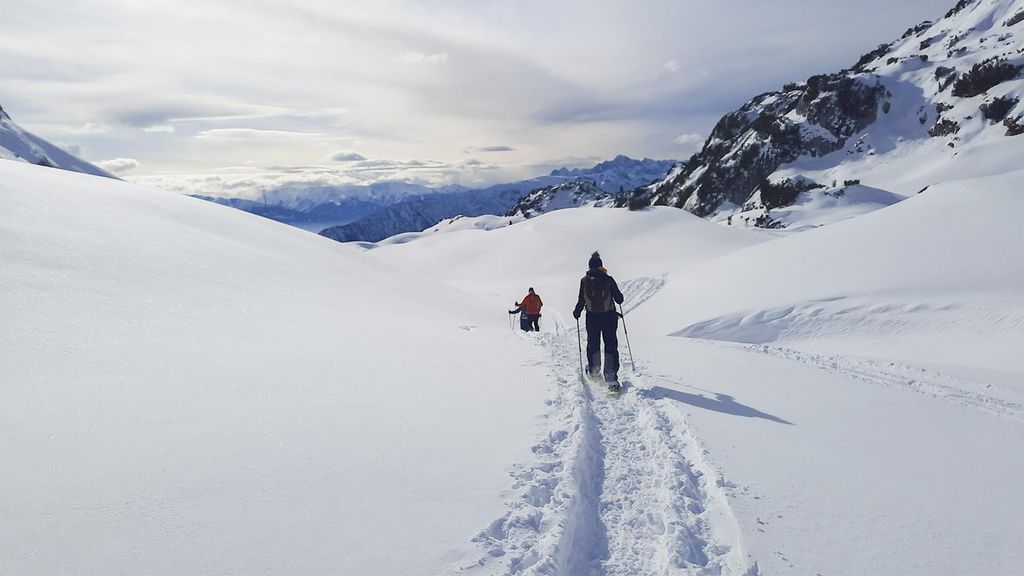 Jochen Schweizer Schneeschuhwanderung im Rofangebirge; Erlebnis verschenken oder selbst erleben; Gutschein gültig für 1 Person Gruppengröße: 4...