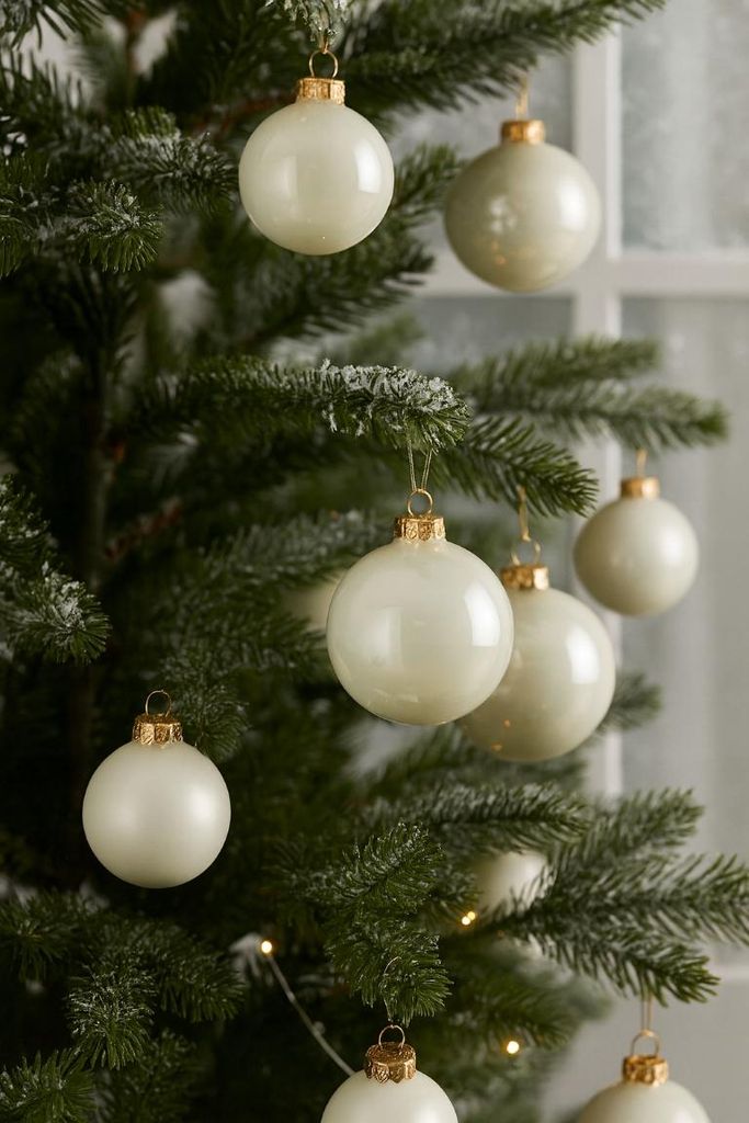 Set aus 18 Christbaumkugeln aus Glas weiß modern matt und