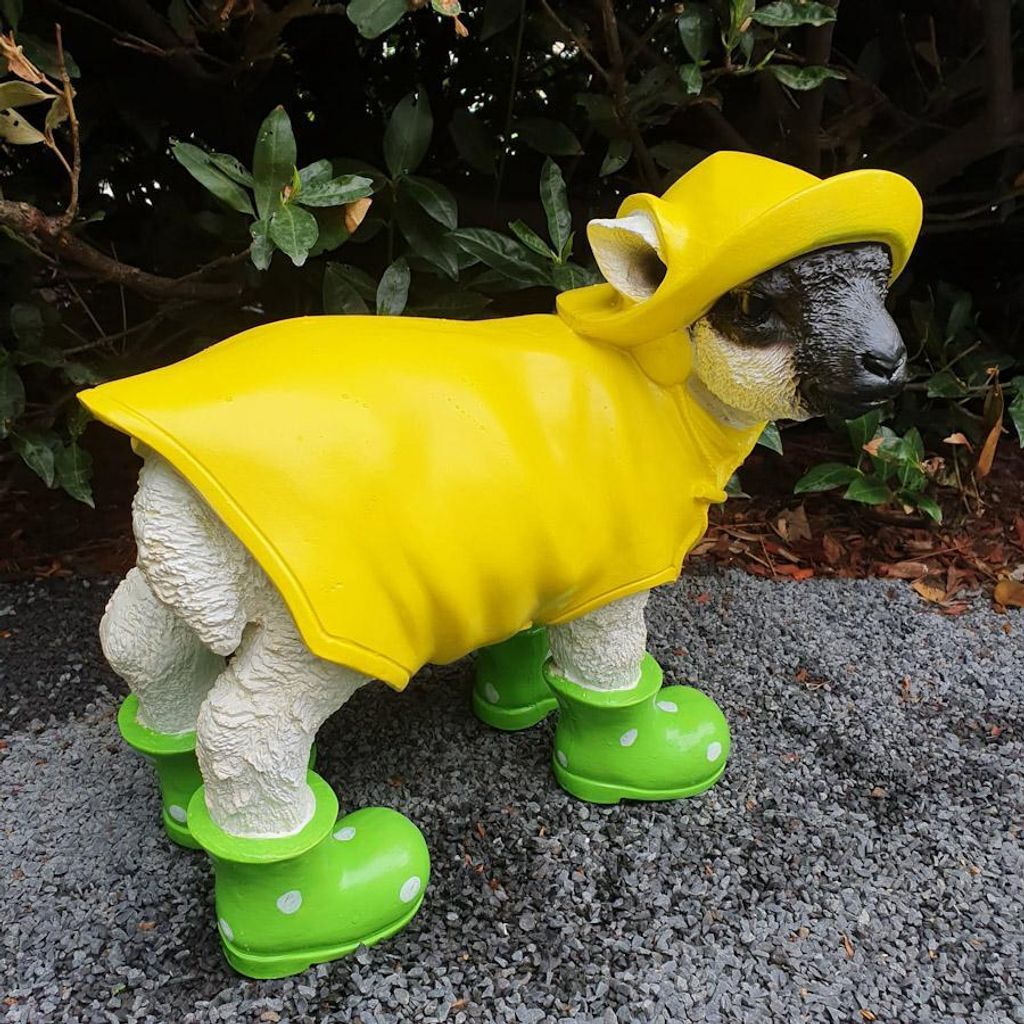 Gartenfigur Schaf Figur mit Mantel und grünen Gummistiefel 47 cm