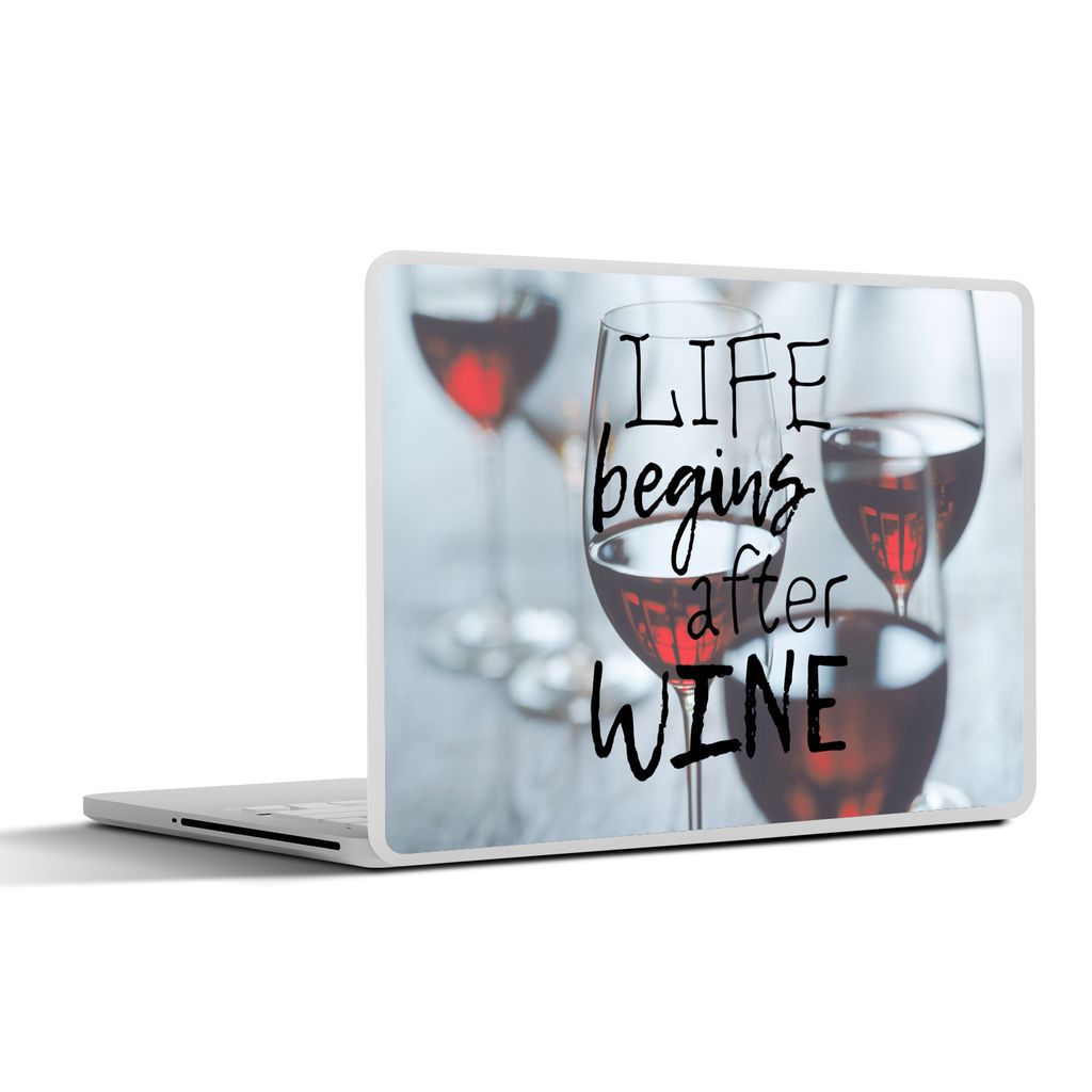 MuchoWow Laptop Aufkleber Sticker Cover Weinzitat "Das Leben beginnt nach dem Wein" mit Weingläsern im Hintergrund 25x18 cm - Laptop-Deko