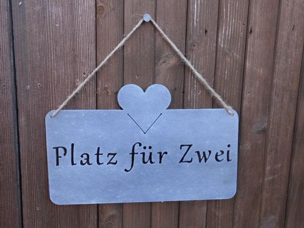 Dekoratives,stabiles Eisenschild - Platz für zwei - 25cm grau Geschenk