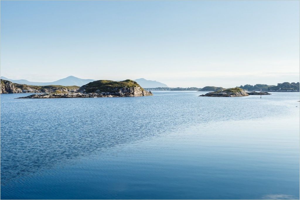 Wallario selbstklebendes Poster - Felsen im Meer, Größe: 100 x 150 cm