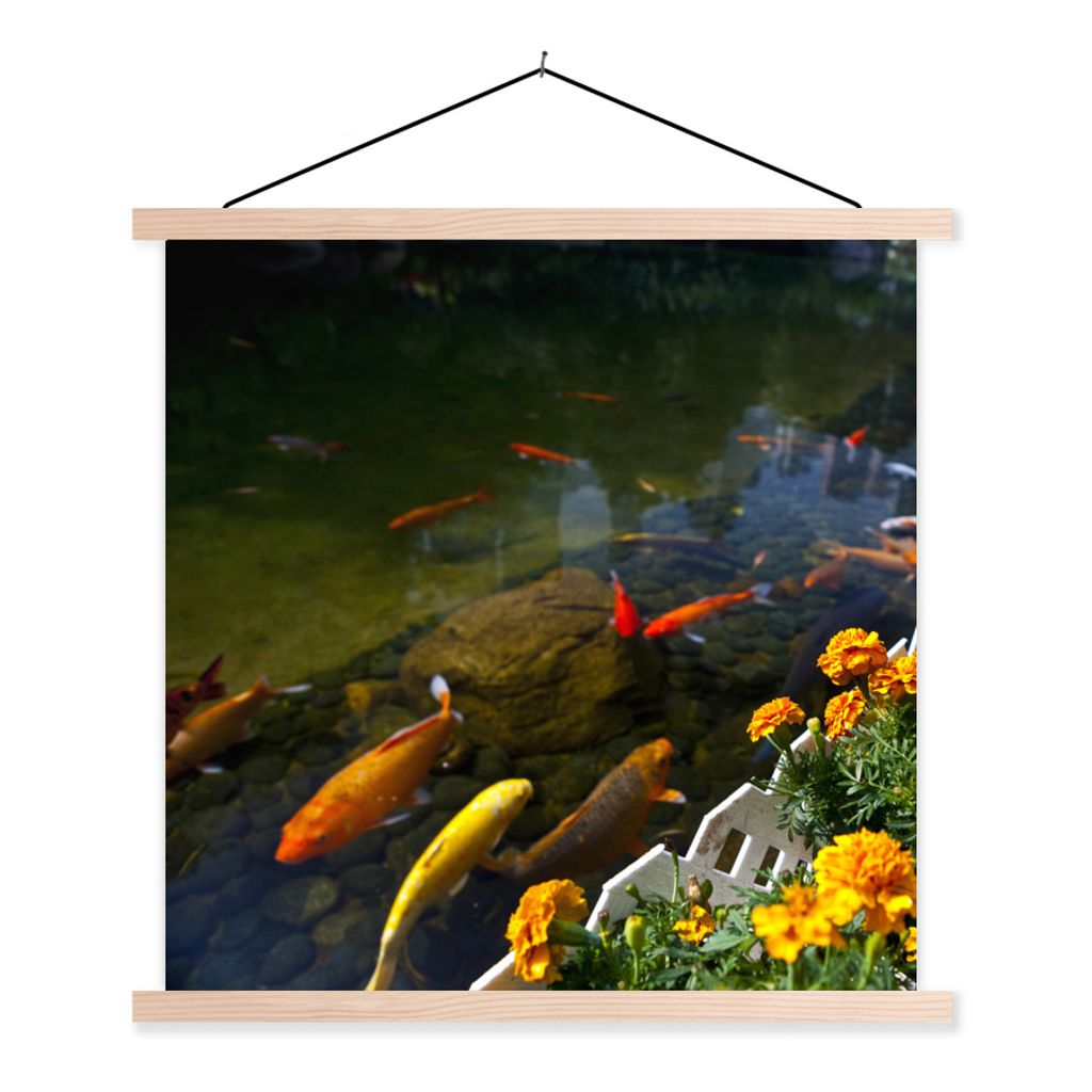 MuchoWow Textilposter Koi-Karpfen in einem Teich mit Blumen 60x60 cm mit holzfarbenen Rahmen - Wanddekoration