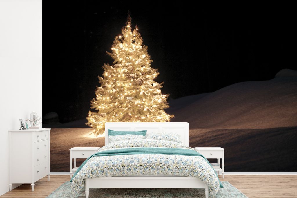 MuchoWow Fototapete für Wohnzimmer oder Schlafzimmer Wandtapete Vinyl Motivtapete Ein beleuchteter Weihnachtsbaum bei Nacht - 360x240 cm - Vinyl...