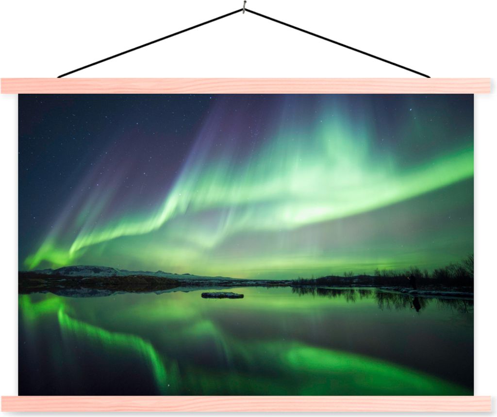 MuchoWow Textilposter Nordlicht - See - Island - Grün - Wald - Schnee 120x80 cm mit holzfarbenen Rahmen - Aufhängeset