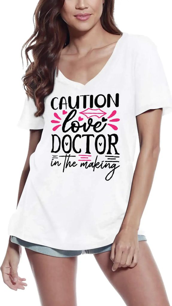 Damen Grafik T-Shirt V-Ausschnitt Vorsicht Liebesdoktor in der Mache – Caution Love Doctor In The Making – Öko-Verantwortlich Vintage Jahrgang...
