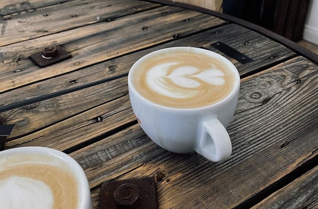 Jochen Schweizer Latte Art Kurs Sulzbach-Rosenberg; Erlebnis verschenken oder selbst erleben; Gutschein gültig für 1 Person Gruppengröße: 2-4 P...