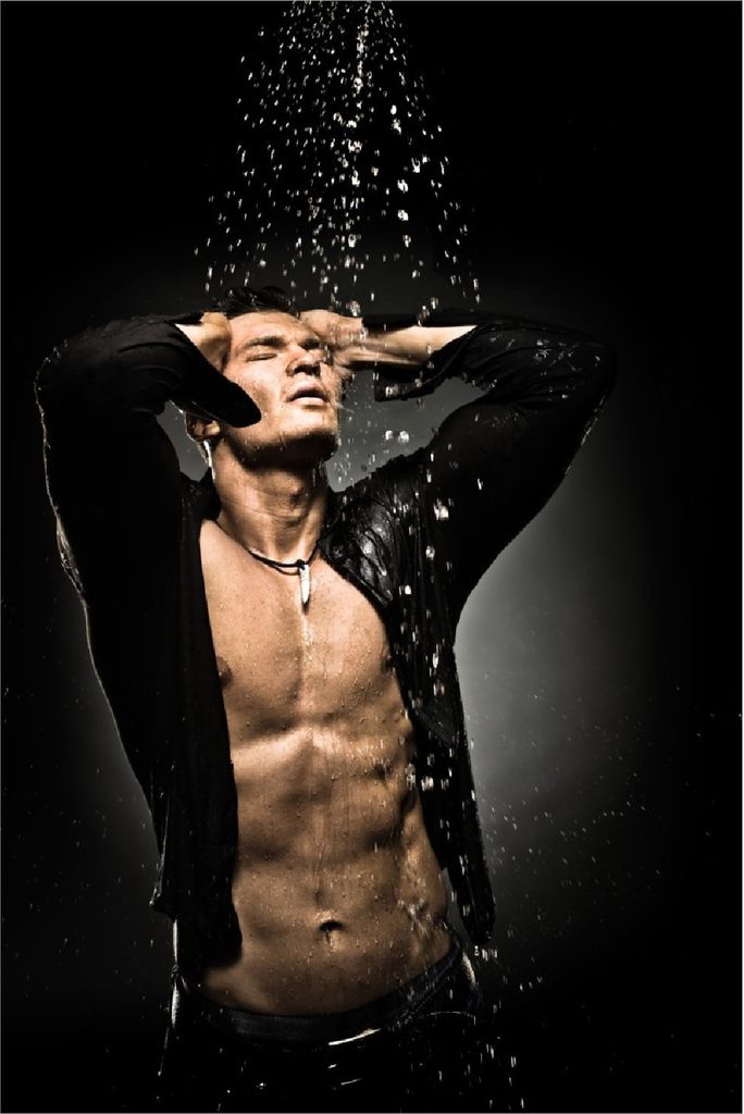 Wallario Poster - Sexy Mann unter der Dusche, Kunstdruck Größe: 61 x 91,50 cm