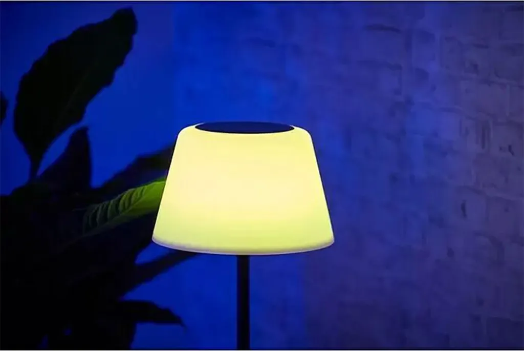 Lampadaire solaire RGBW 5,8W IP44 noir ou blanc, dimensions 27x105 cm