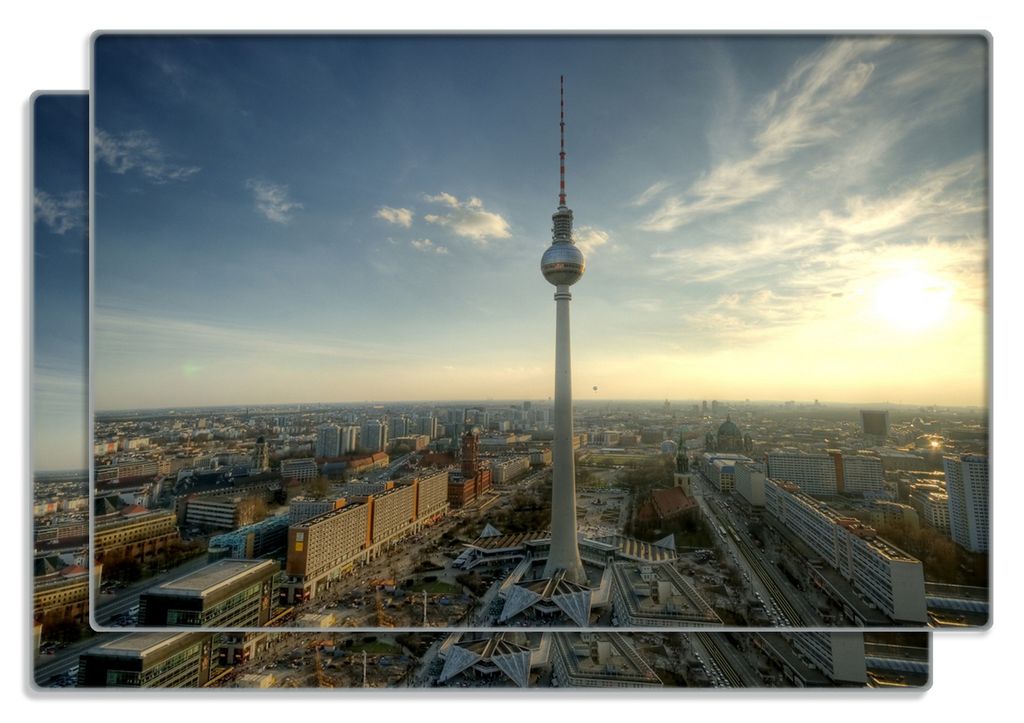 Wallario Frühstücksbrettchen 2er Set aus Glas, je 20 x 30 cm, mit rutschfesten Füßen, Motiv Fernsehturm Berlin mit Panoramablick über die Stadt