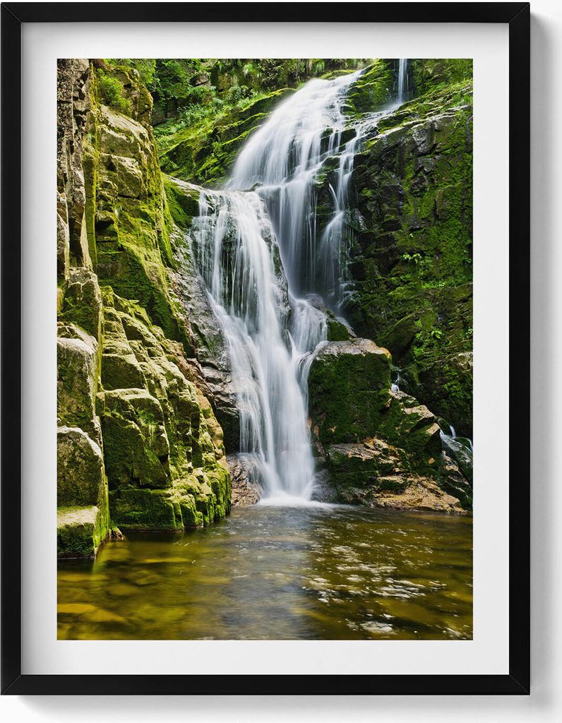 Grüner Wasserfall im Dschungel– Wandbild mit Rahmen – Gerahmtes Bild – Wanddekoration – 60x80 cm – Schwarz Rahmen