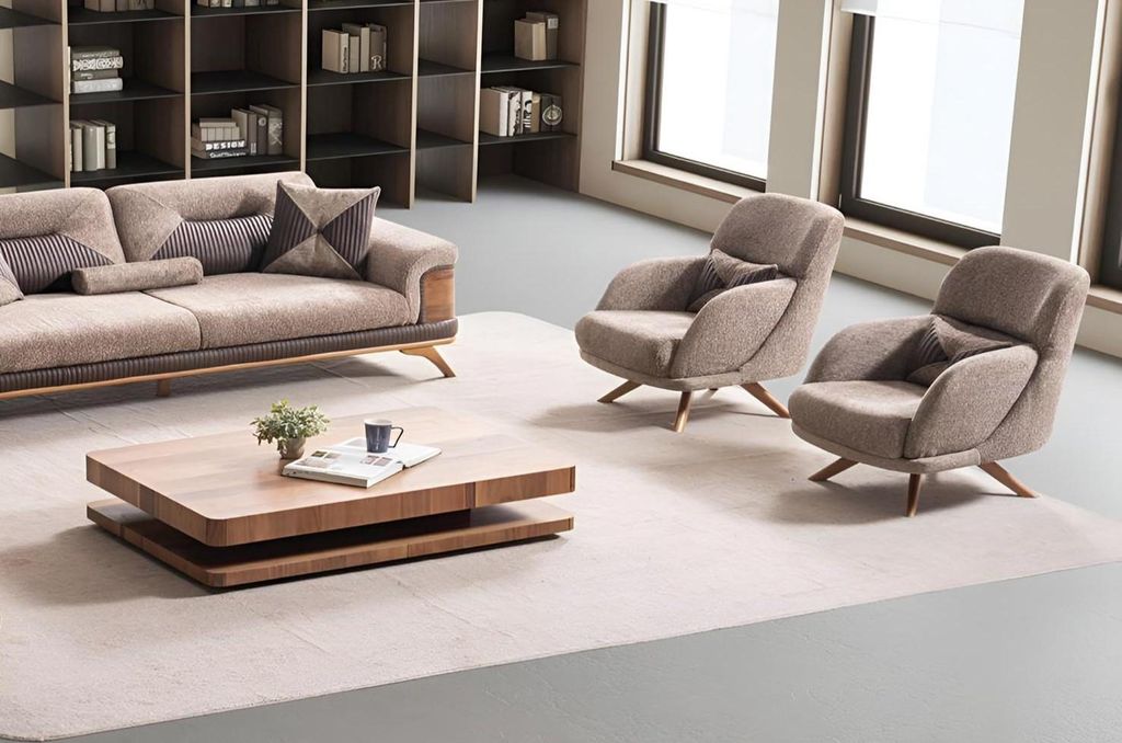 Zwei elegante Sessel im modernen Look mit stabiler Holzstruktur