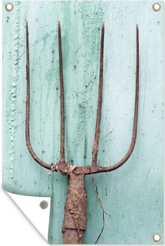 MuchoWow 60x90 cm Outdoor-Poster Gartendeko Sichtschutz Garten Poster für den Garten Eine rostige Mistgabel vor einem hellblauen Hintergrund