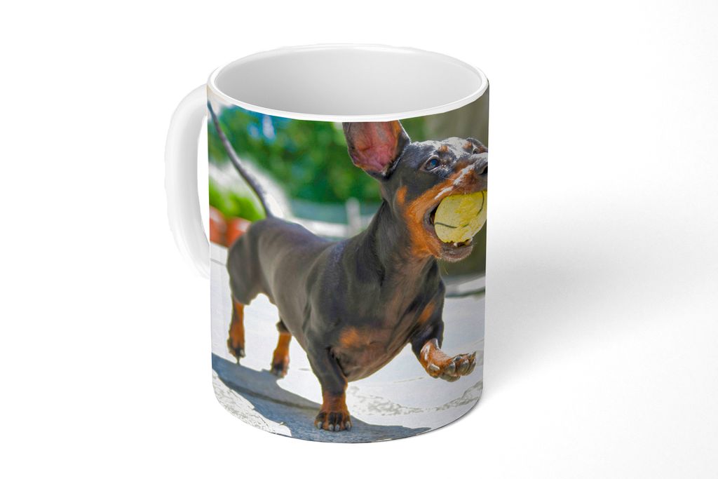 KitchenYeah Tasse Kaffeetasse Kaffeebecher 350 ml Ein schwarzer Dachshund mit einem Tennisball Teetasse - Fototasse - Becher - Keramikbecher - Te...