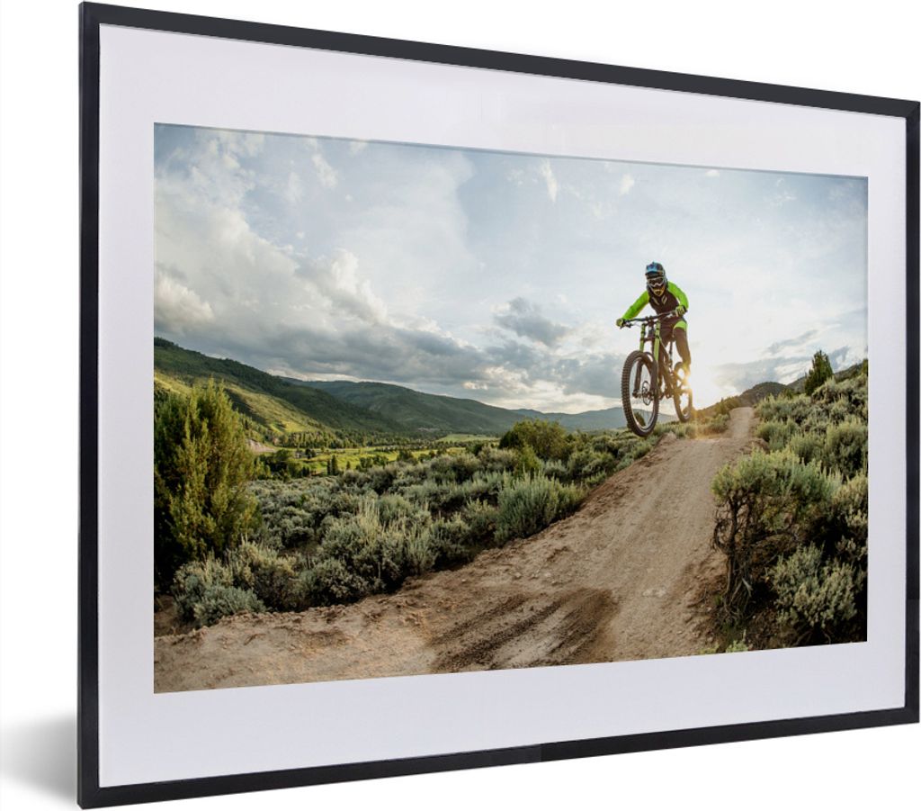 MuchoWow MuchoWow Gerahmtes Poster Frau springt auf ein Mountainbike 40x30 cm - Poster mit zchwarzem Bilderrahmen - Bilderrahmen - Poster im Ra...