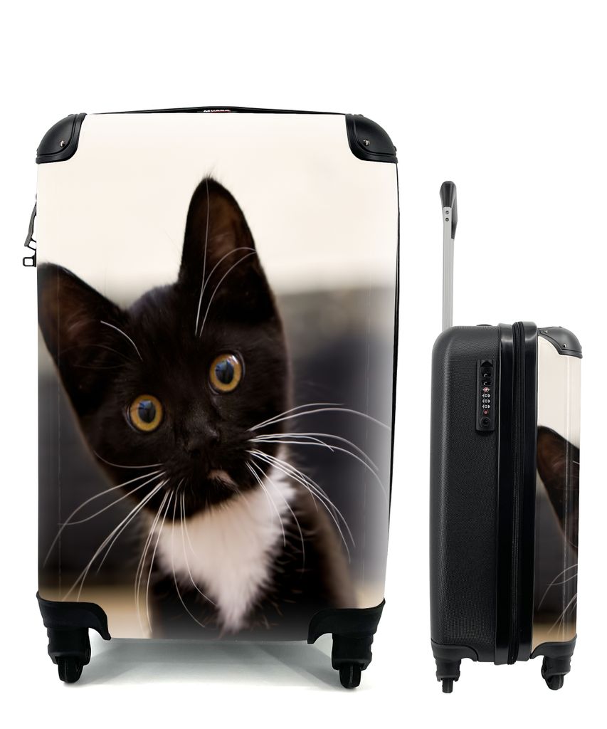 MuchoWow Koffer Handgepäck Trolley Rollkoffer Kleine Reisekoffer mit 4 Rollen - Eine Nahaufnahme eines schwarz-weißen Kätzchens - Cabin Size <...