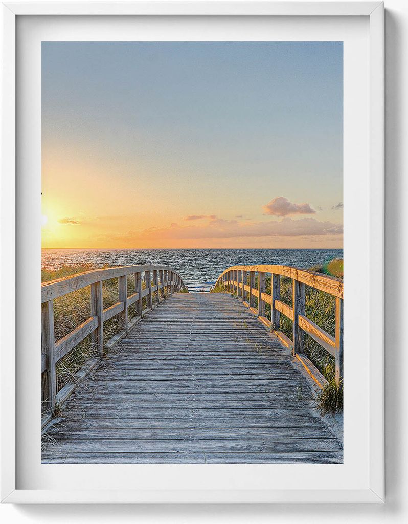 Strandurlaub in Deutschland– Wandbild mit Rahmen – Gerahmtes Bild – Wanddekoration – 60x80 cm – Weiß Rahmen