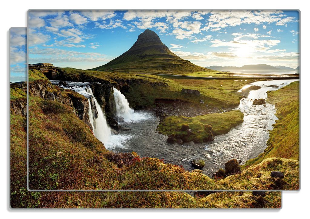 Wallario Frühstücksbrettchen 2er Set aus Glas, je 20 x 30 cm, mit rutschfesten Füßen, Motiv Island Panorama Fluss Berge und blauer Himmel