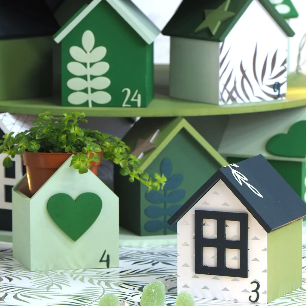 Calendrier de l'Avent en maisons de bois à décorer et à remplir soi-même