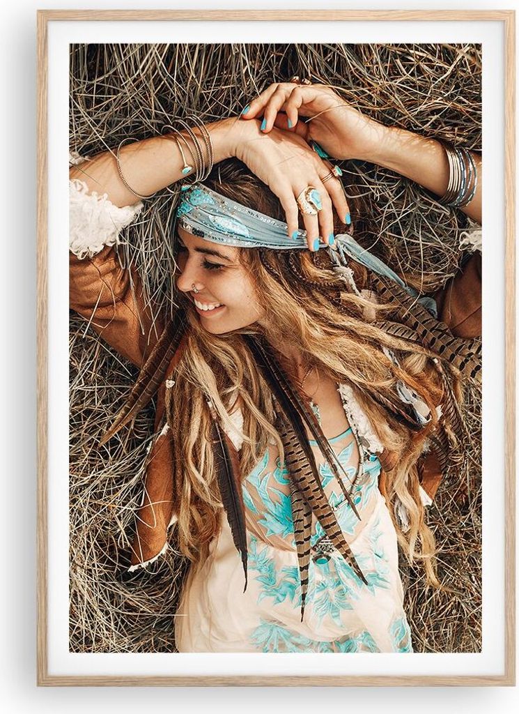 Gerahmtes Poster - Rahmen in heller Eiche - Hippie Frau Gras - 70x100 cm - Wand Bild - Wanddeko - Wandbilder - Kunstposter - Wandposter - Bilderrah...