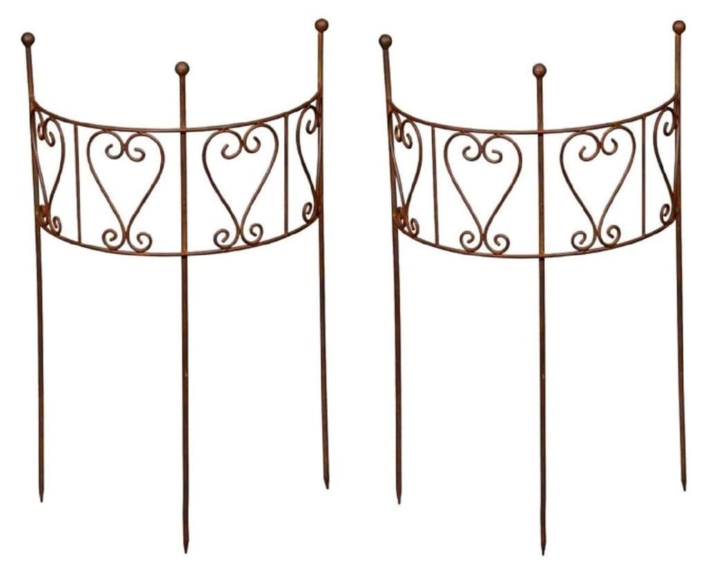 Nostalgisches halbrundes Rankgitter aus Metall mit Edelrost