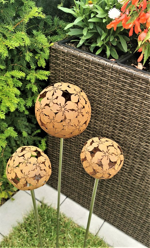 3er Set Rosenkugel Flower 15/10/10 cm aus Cortenstahl mit Stab 80 cm