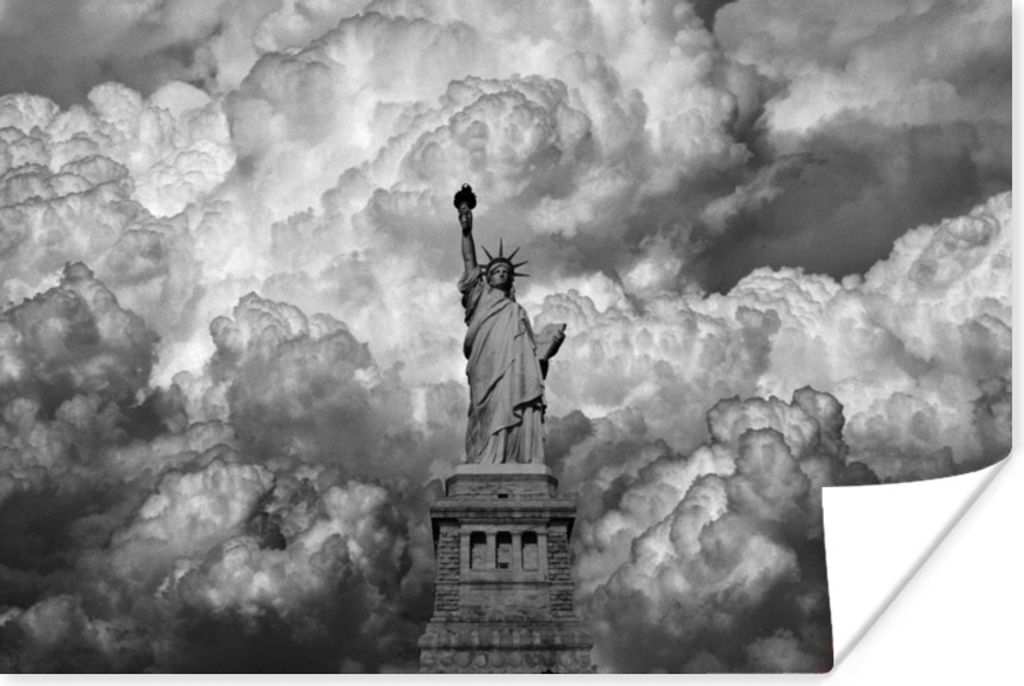 MuchoWow Poster Freiheitsstatue in New York an einem bewölkten Tag in schwarz-weiß 180x120 cm - Fotoplakat
