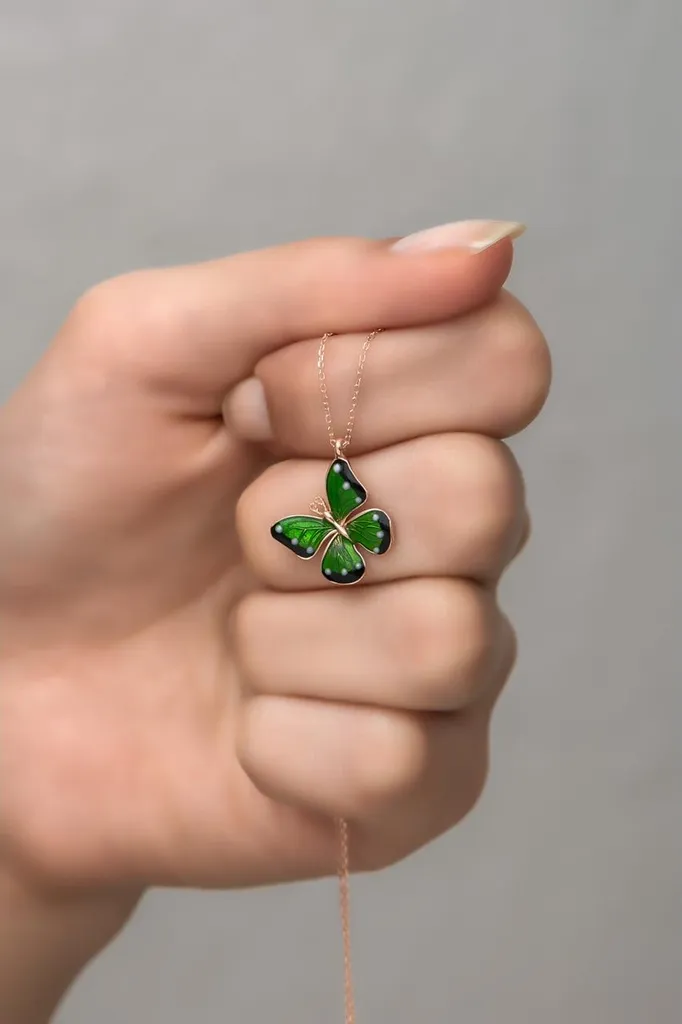 Collier papillon argent 925 ludique avec détails en émail vert