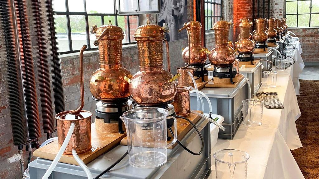 Jochen Schweizer Gin Brennkurs Düsseldorf; Erlebnis verschenken oder selbst erleben; Gutschein gültig für 1 Person Gruppengröße: 8-12 Personen