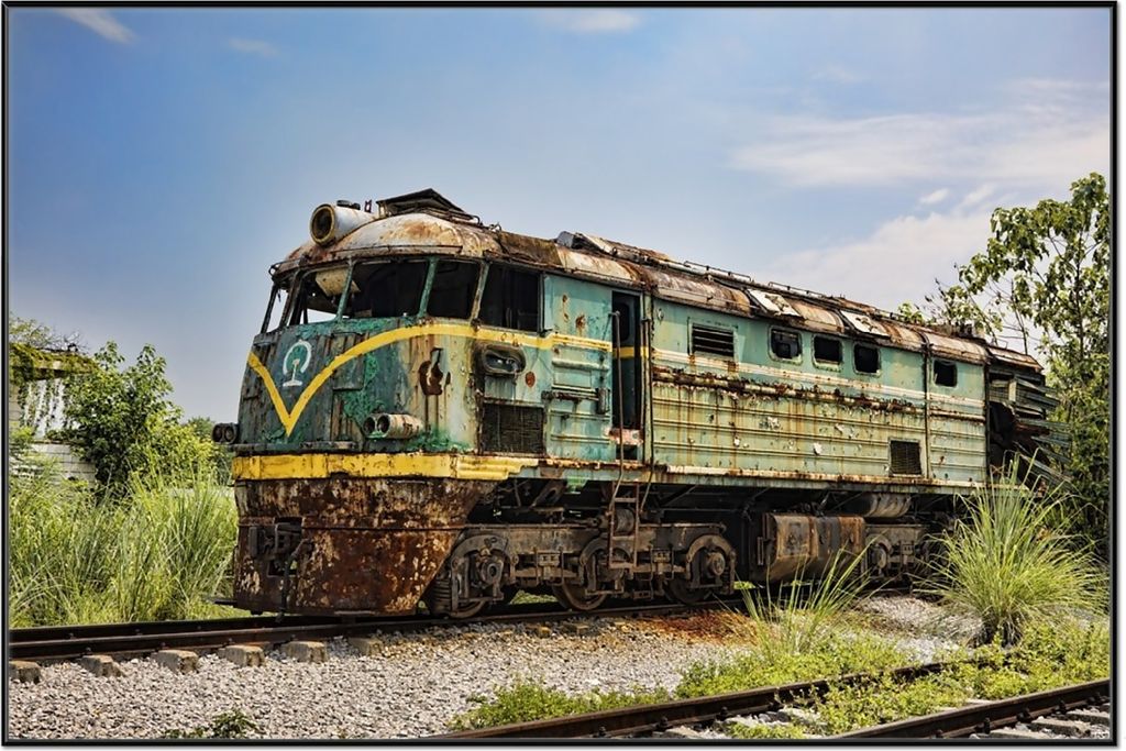 Wallario Wandbild Alte verrostete Lokomotive auf einem Abstellgleis, Größe: 61 x 91,50 cm, Poster mit schwarzem Aluminiumrahmen