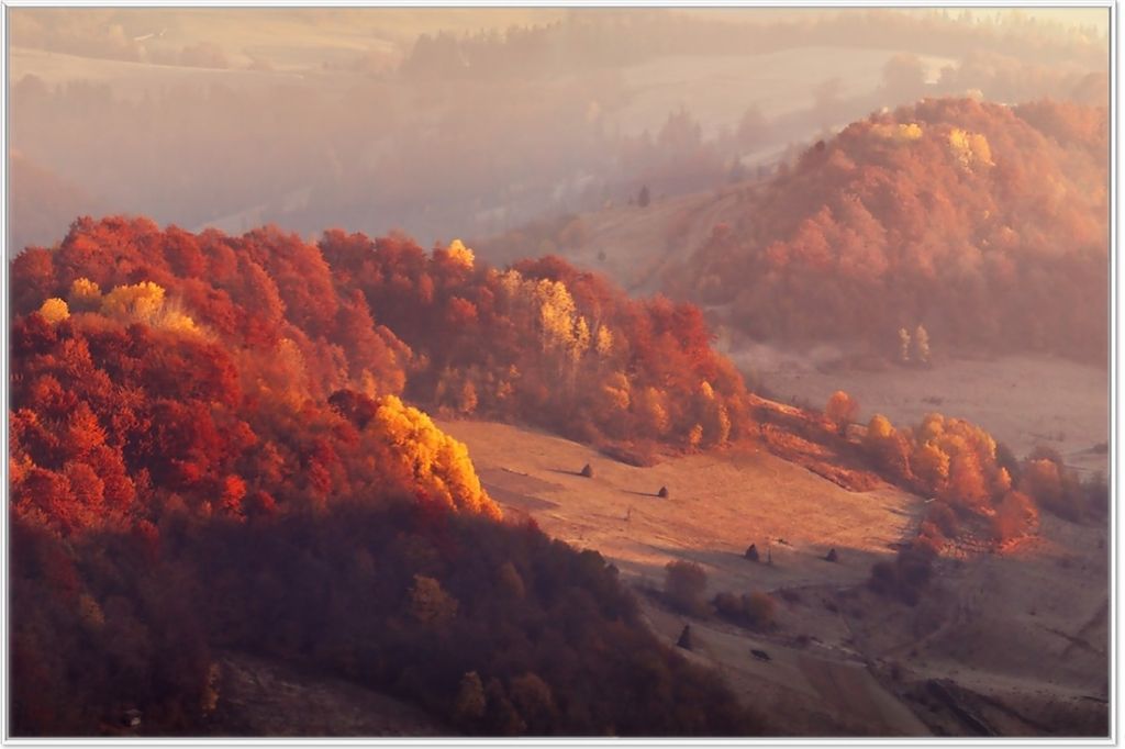 Wallario Wandbild Herbstliche Berggipfel im Morgenlicht, Größe: 61 x 91,50 cm, Poster mit weißem Aluminiumrahmen