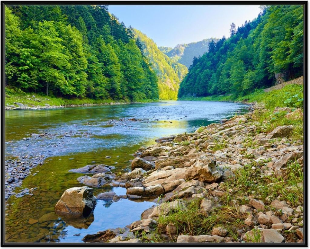Wallario Wandbild Fluss in den Bergen an steinigem Ufer, Größe: 40,30 x 50,30 cm, Poster mit schwarzem Aluminiumrahmen