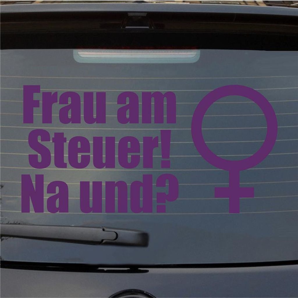 Heckscheibenaufkleber Frau am Steuer Na und? 55x27,5 cm Lila Auto Aufkleber Sticker