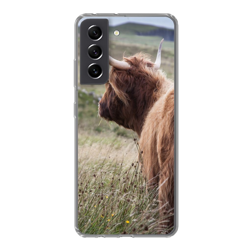 MuchoWow Handyhülle Schutzhülle Hülle für Samsung Galaxy S21 FE Schottische Highlander - Natur - Meer Silikon Softcase Handy Hülle - Mobilte...