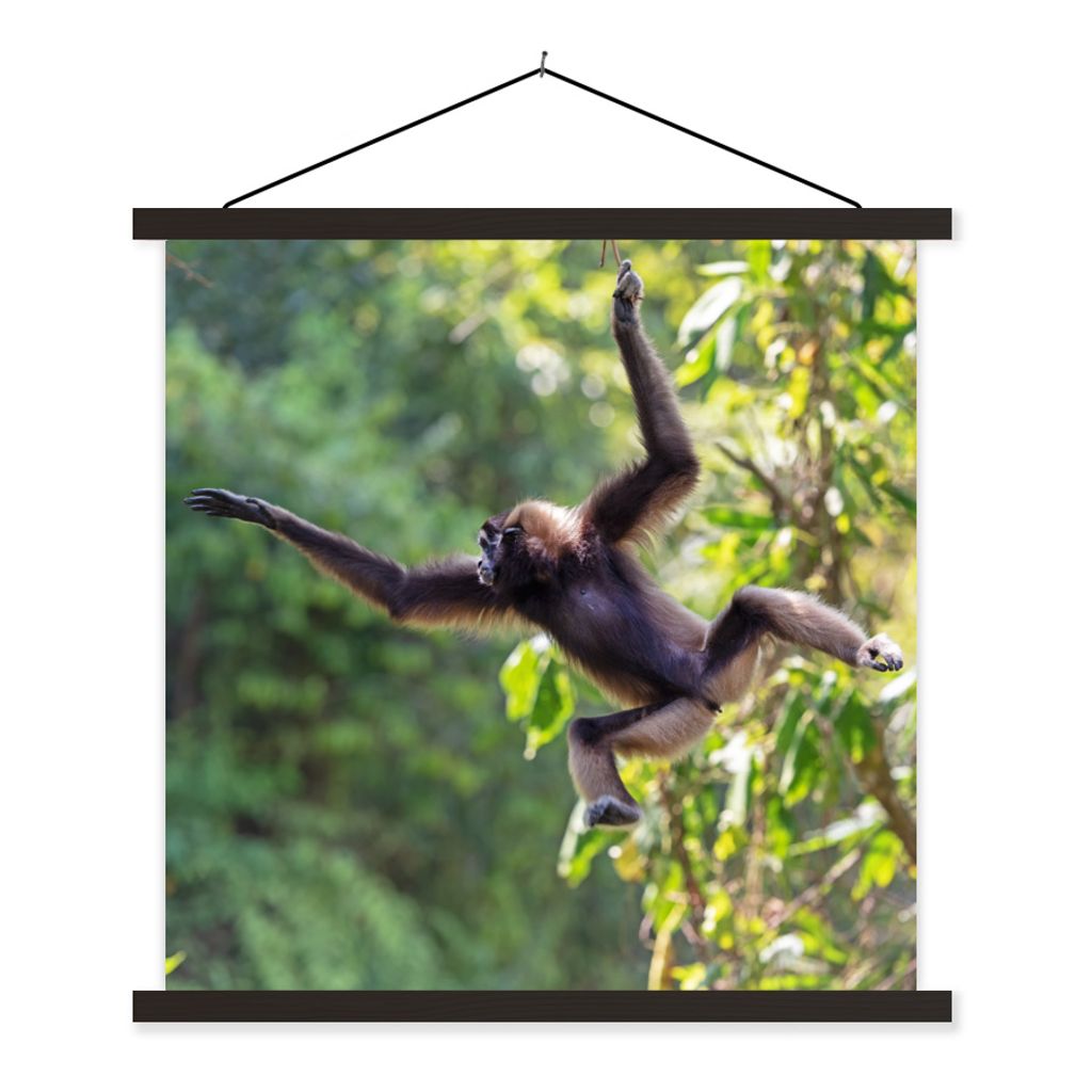 MuchoWow Textilposter Springender Affe im Dschungel 120x120 cm mit schwarzem Rahmen - Aufhängungsset