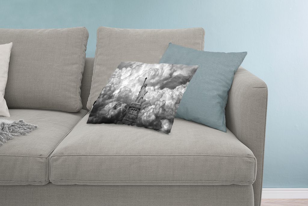 MuchoWow Zierkissen Sofakissen Wohnzimmer Dekokissen 60x40 cm Freiheitsstatue in New York an einem bewölkten Tag in schwarz-weiß - Kopfkissen -...