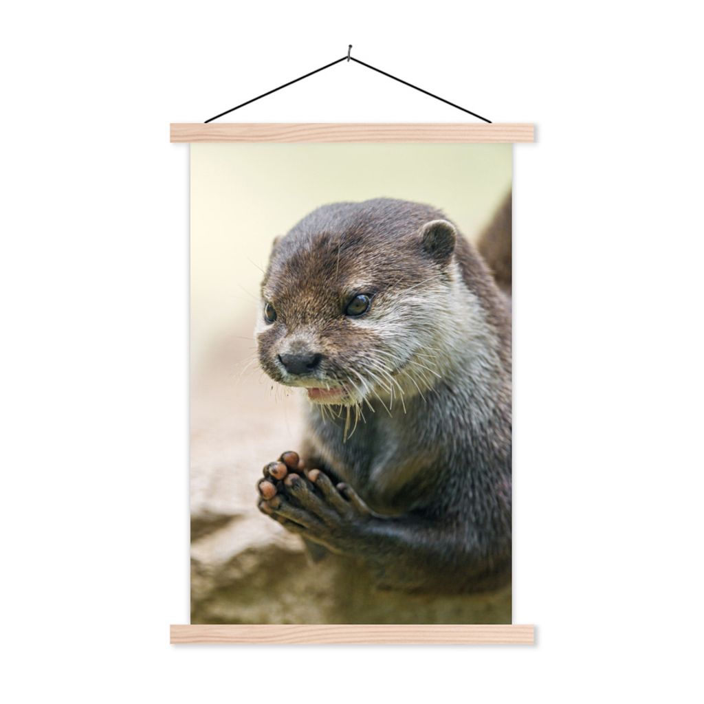 MuchoWow Textilposter Ein Otter mit zusammengelegten Beinen 40x60 cm mit holzfarbenen Rahmen - Poster