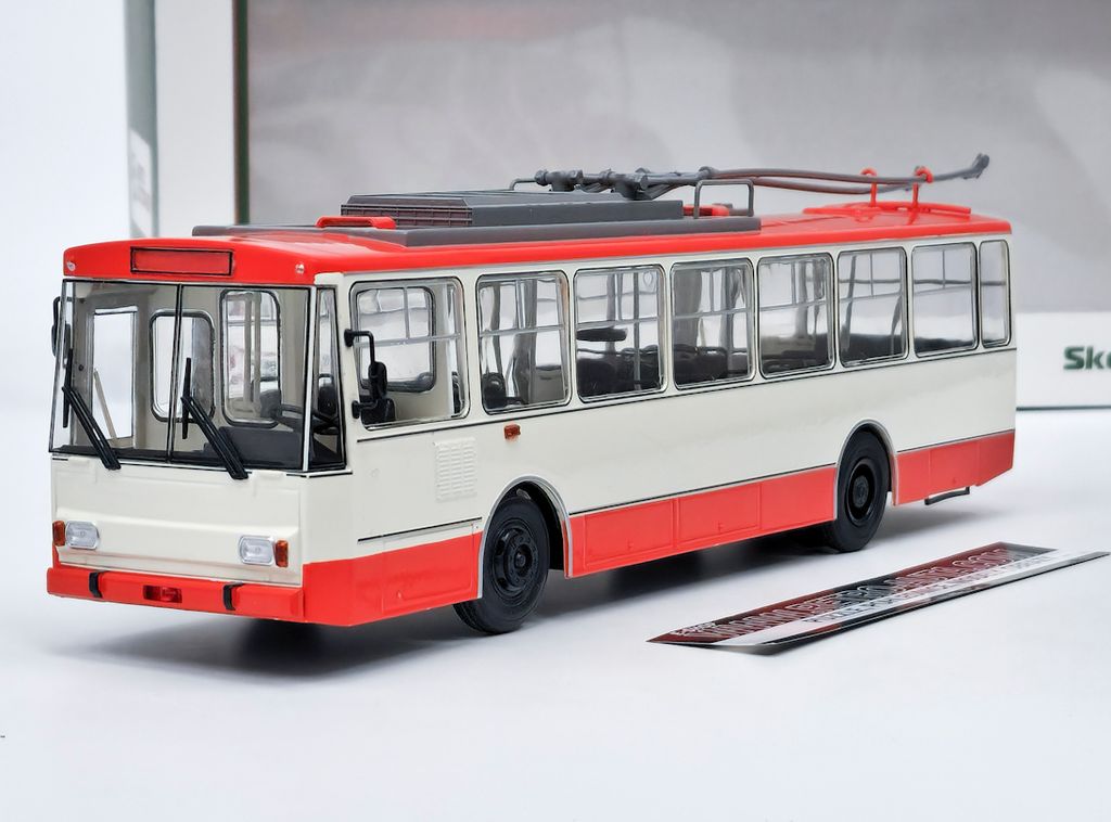 Skoda 14 TR Trolleybus beige / rot - Modimio 1:43