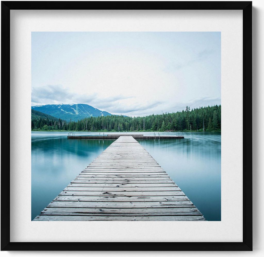 Holzbrücke über einen See in den Bergen– Wandbild mit Rahmen – Gerahmtes Bild – Wanddekoration – 50x50 cm – Schwarz Rahmen