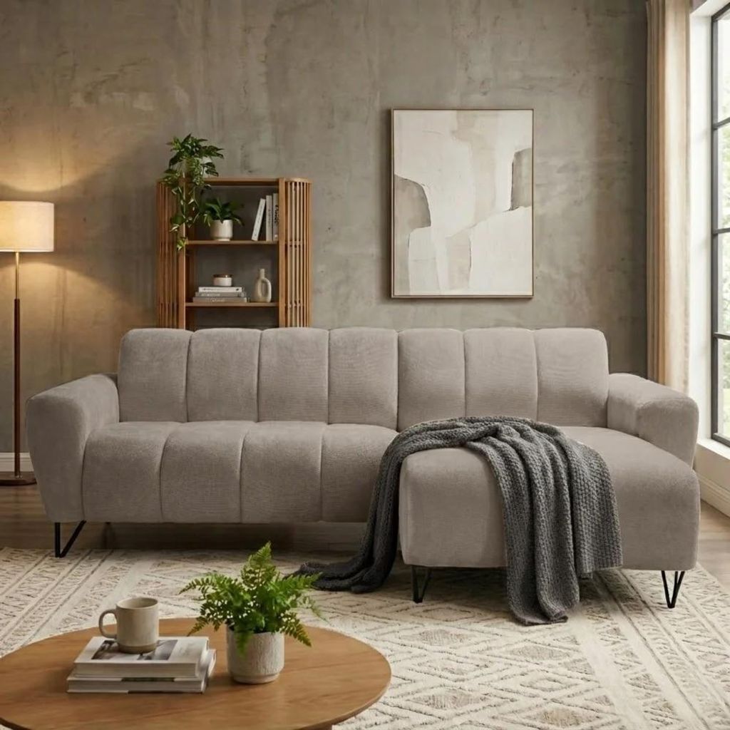 Ecksofa VOLARE MINI L-Form, Ottomane rechts, Chenille Storm in Latte, Sofa ohne Schlaffunktion, dekorative schwarze Metallbeine